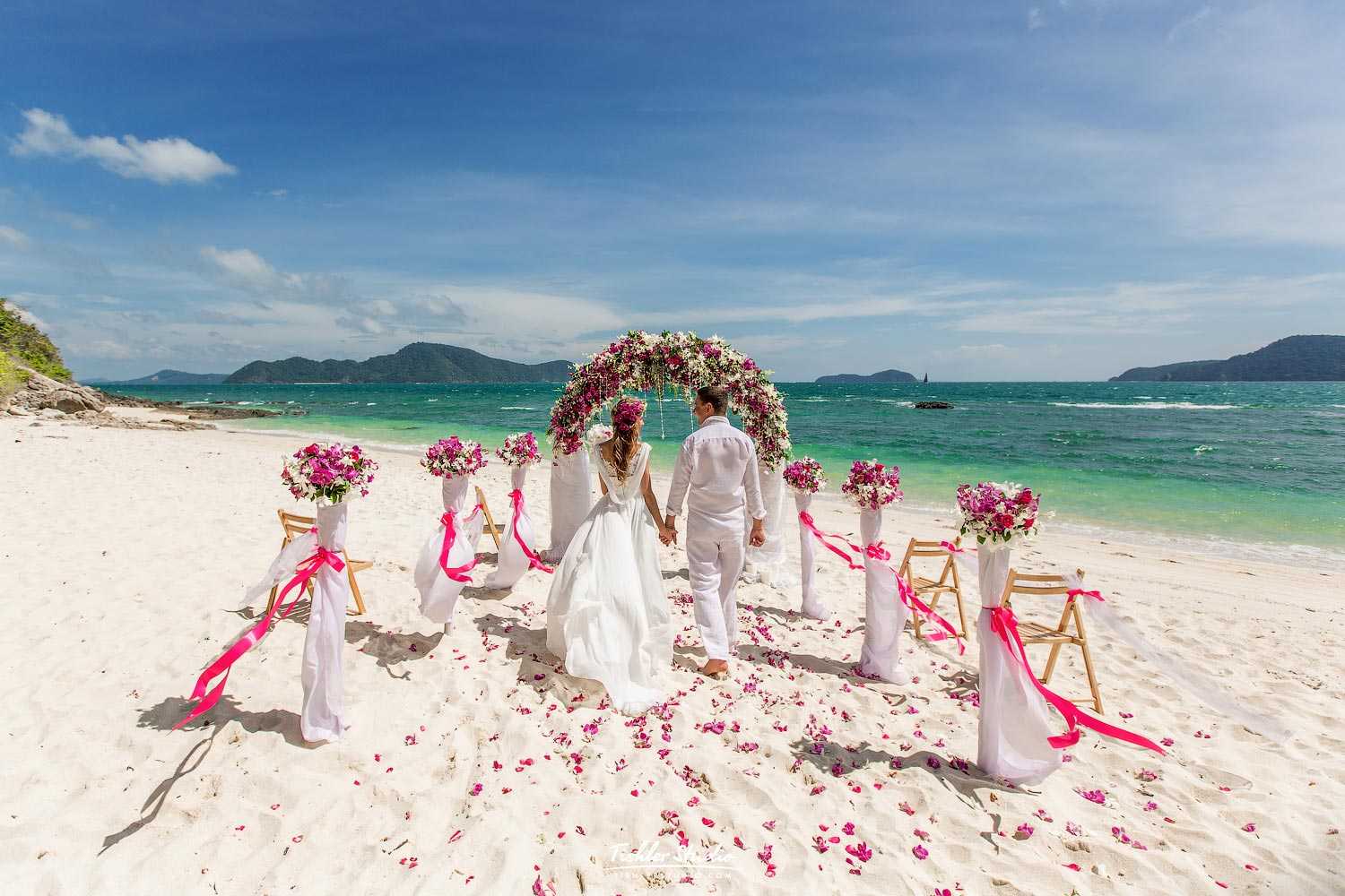 Красивые церемонии. Свадебная церемония на острове Парадайз на Багамах. Выездная церемония на берегу моря. Церемония бракосочетания на берегу моря. Свадьба на пляже.