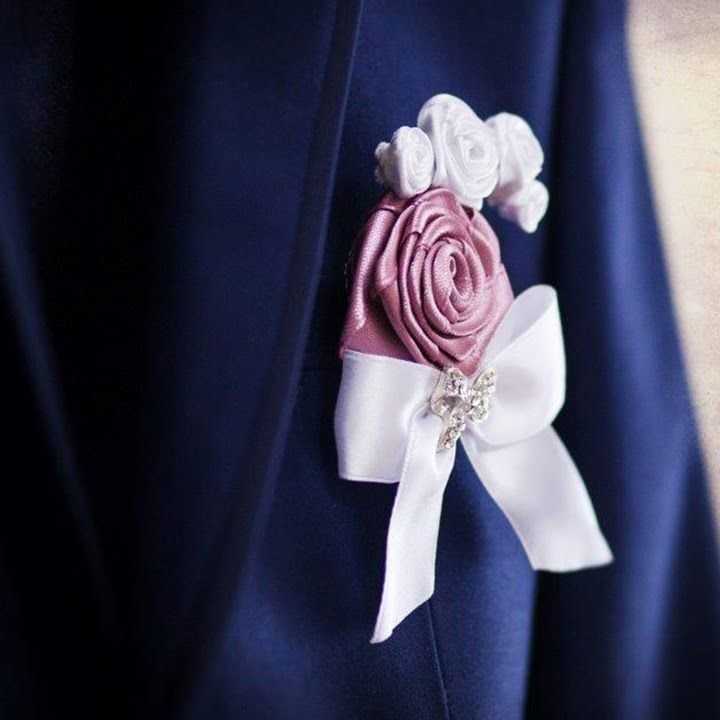 Как создать бутоньерку для жениха на свадьбу своими руками из лент и цветов