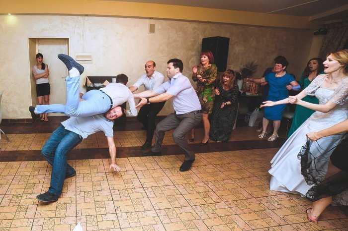 Свадебные фото-курьезы попадаются почти что на каждом празднике Ведь торжество насыщенно событиями: конкурсами забавным поведением гостей и молодоженов Смотрите запечатленные смешные моменты со свадьбы