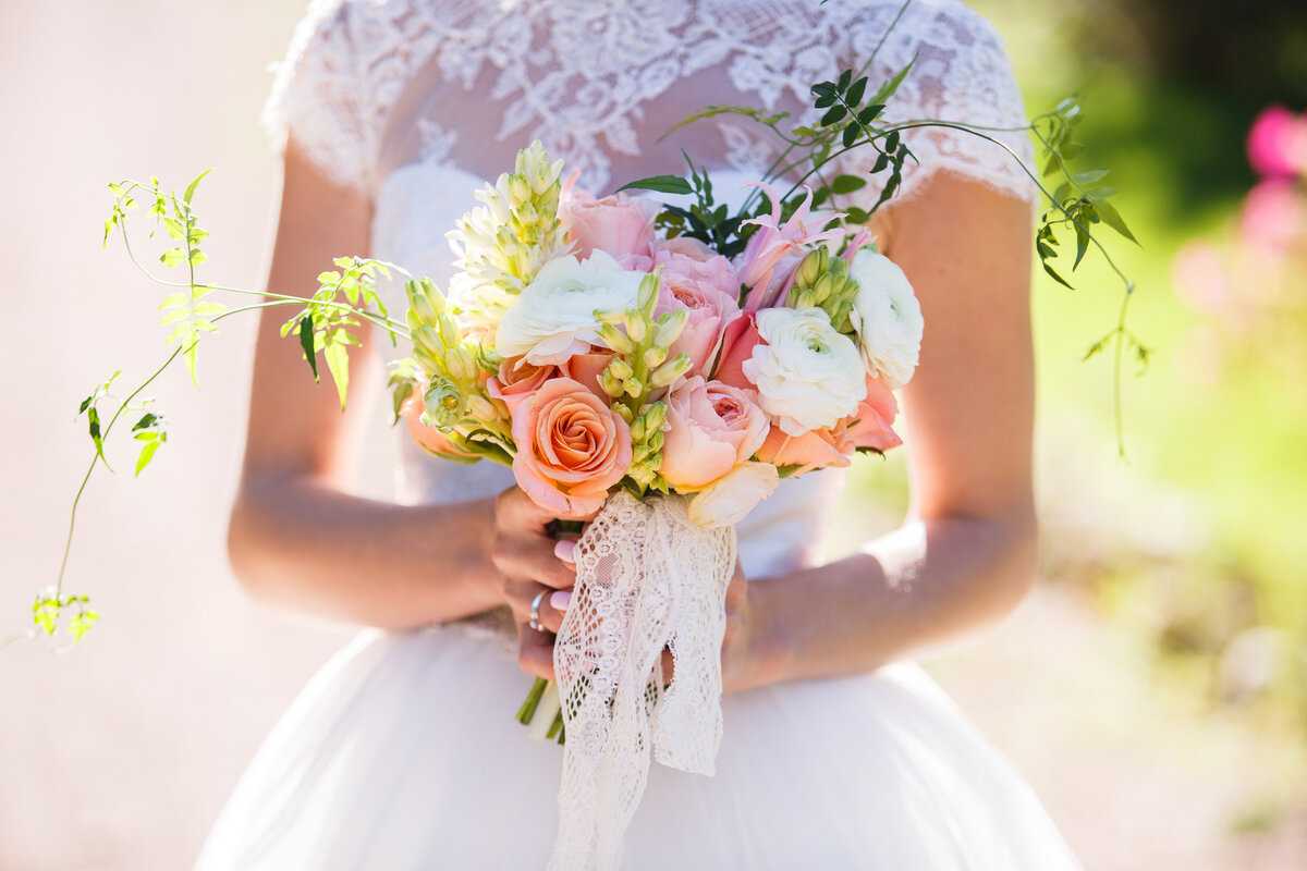 Свадебный букет из альстромерий и роз хризантем гербер (фото)
