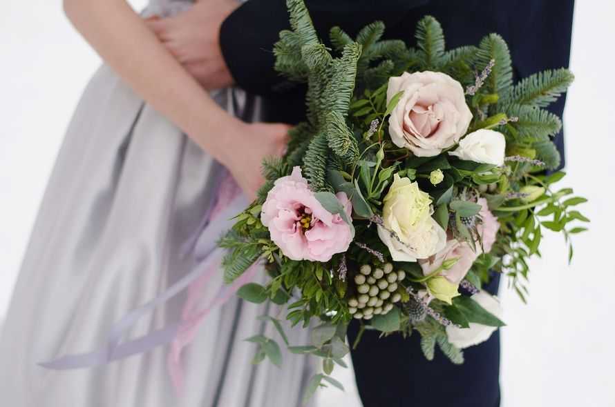Каскадный букет невесты является последним веянием моды в свадебной флористике Нежные ароматные цветы в сочетании с ниспадающим водопадом сочной зелени выглядят превосходно дополняют любой наряд