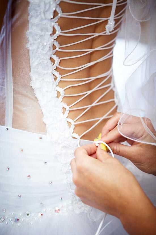 Как зашнуровать корсет на свадебном платье и правильно его завязать? 10 фото