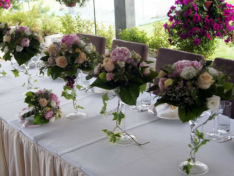 Оформление свадебного зала своими руками. украшение свадебного зала цветами, шарами и тканью – фото.