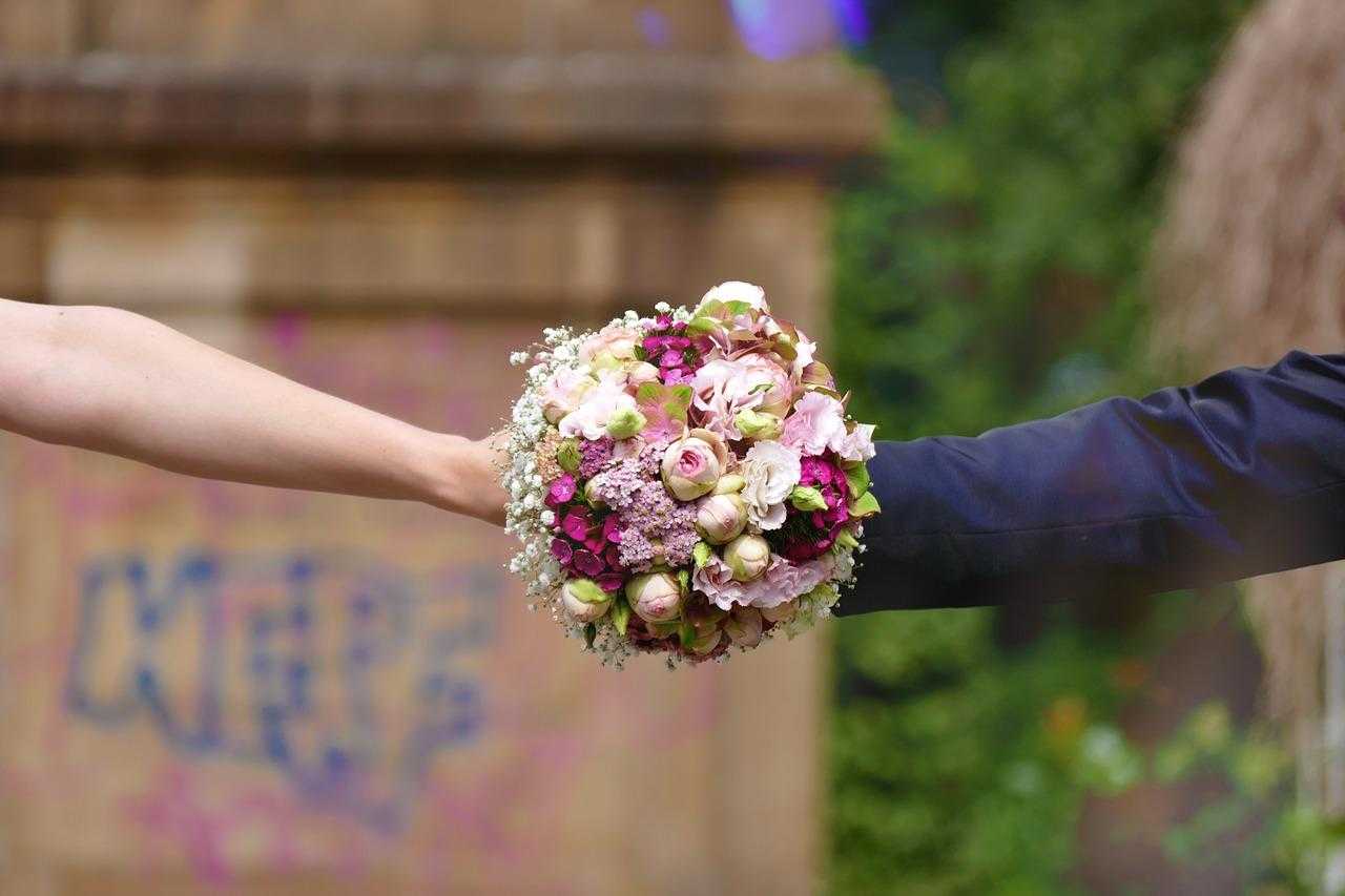 Кто покупает букет невесты на свадьбу, когда жених должен принести и подарить цветы возлюбленной?