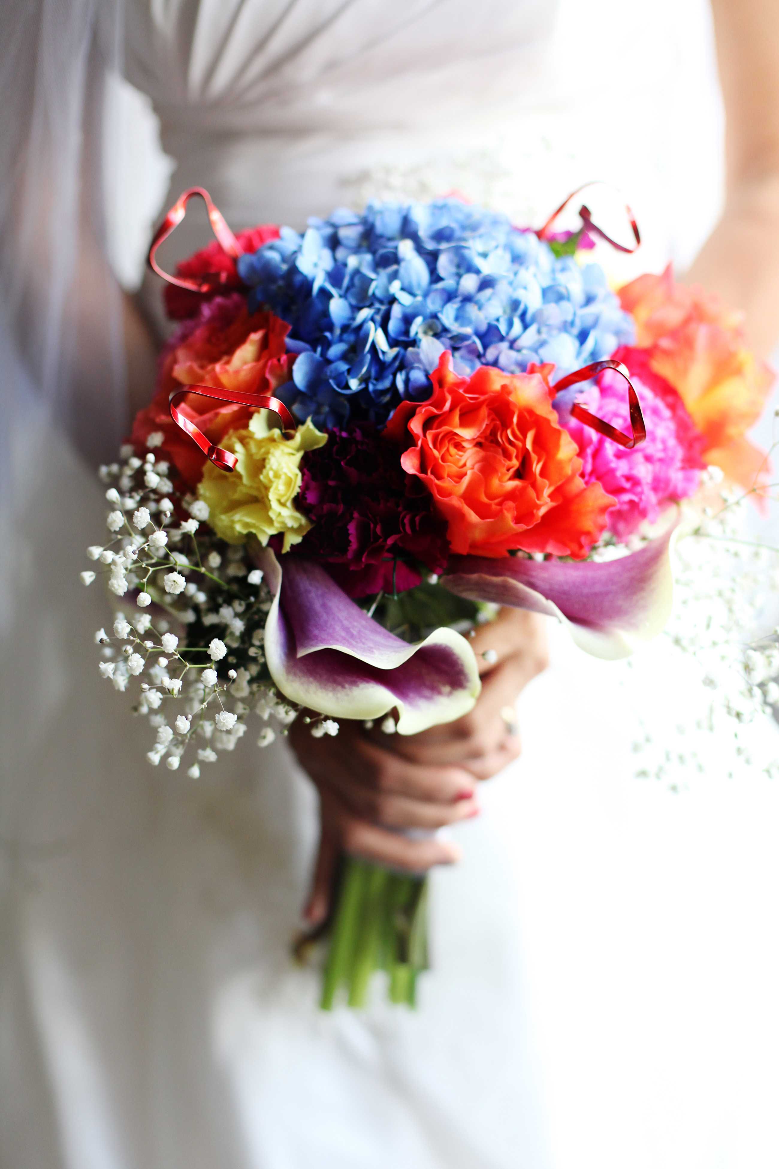 Дизайнерские свадебные букеты - это возможность добавить любой свадьбе неповторимую изюминку Но в этой сфере флористики тоже есть своя мода Обзор свежих трендов в оформлении цветов для невесты и много фото авторских работ