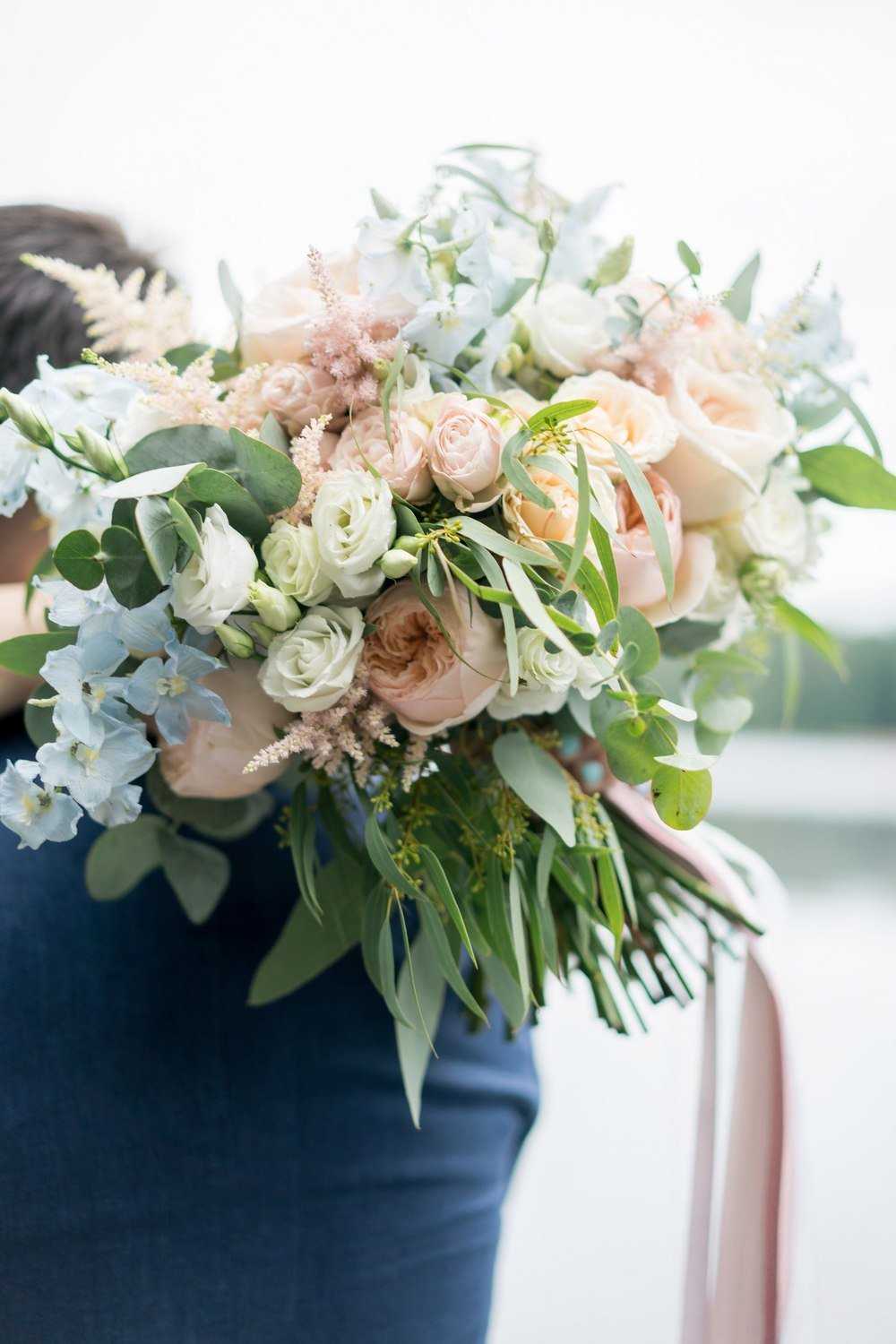 Каскадный букет невесты (49 фото): свадебный букет-каскад из длинных свисающих роз и орхидей
