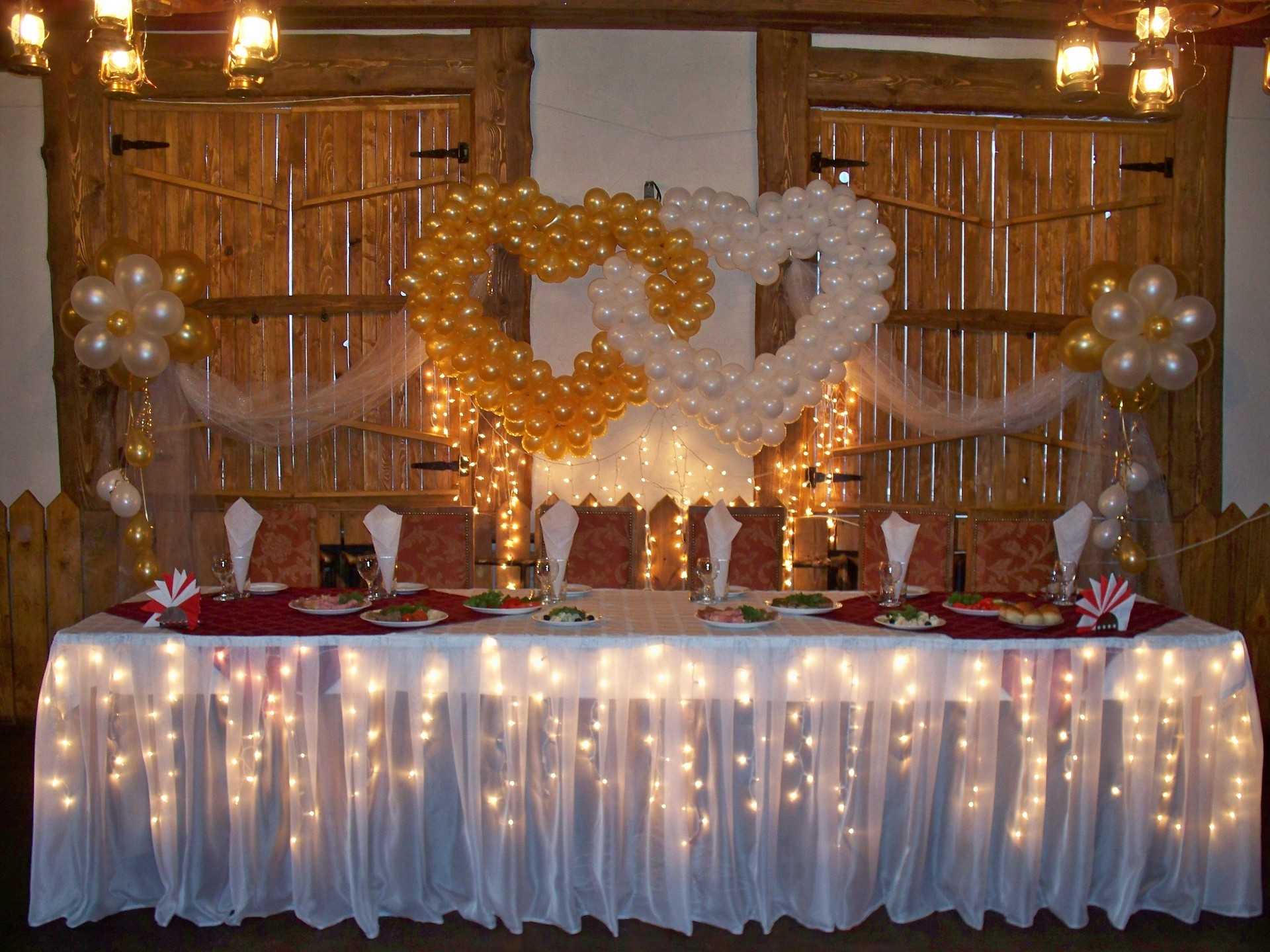 Оформление президиума на свадьбу: украшение стола молодых, правила декора и рекомендации (с фото), какие аксессуары использовать, как украсить своими руками