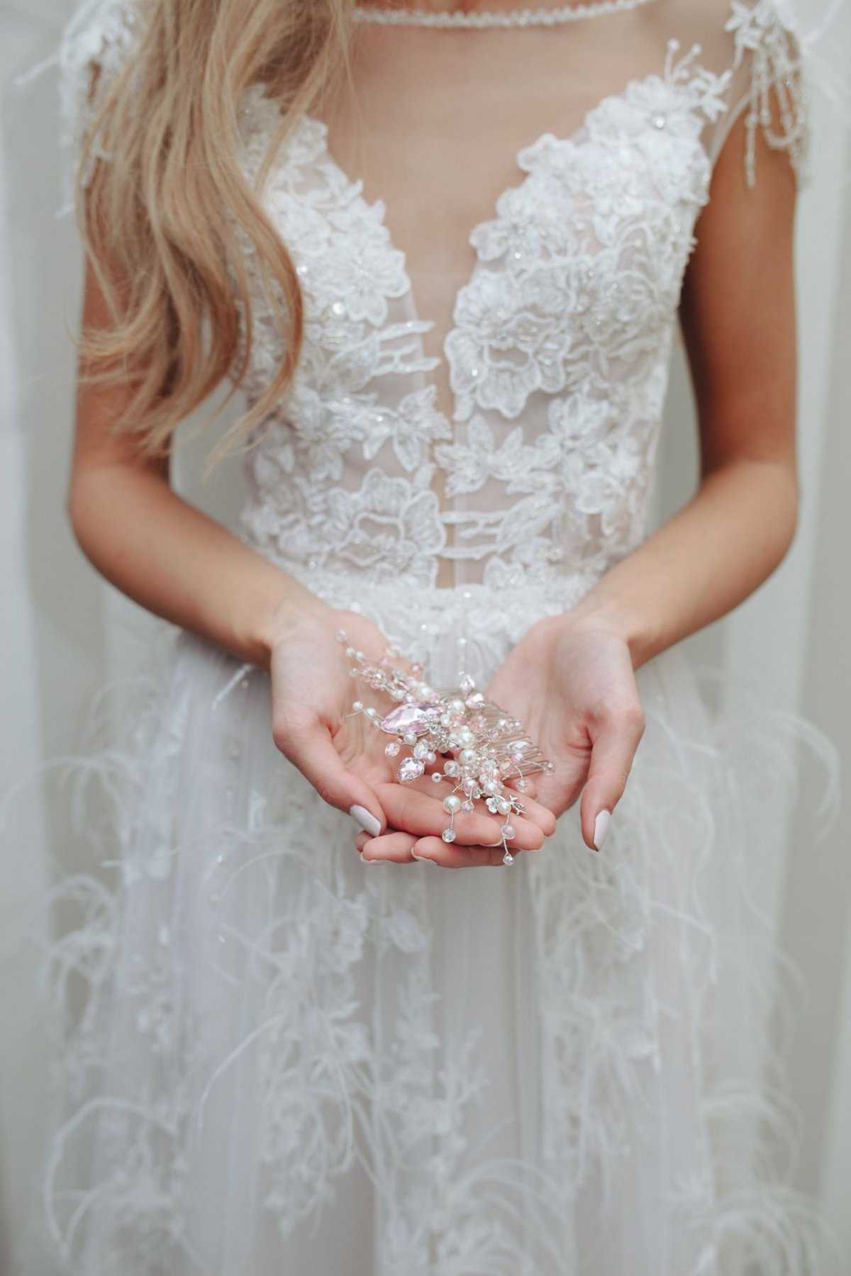 Коралловое свадебное платье