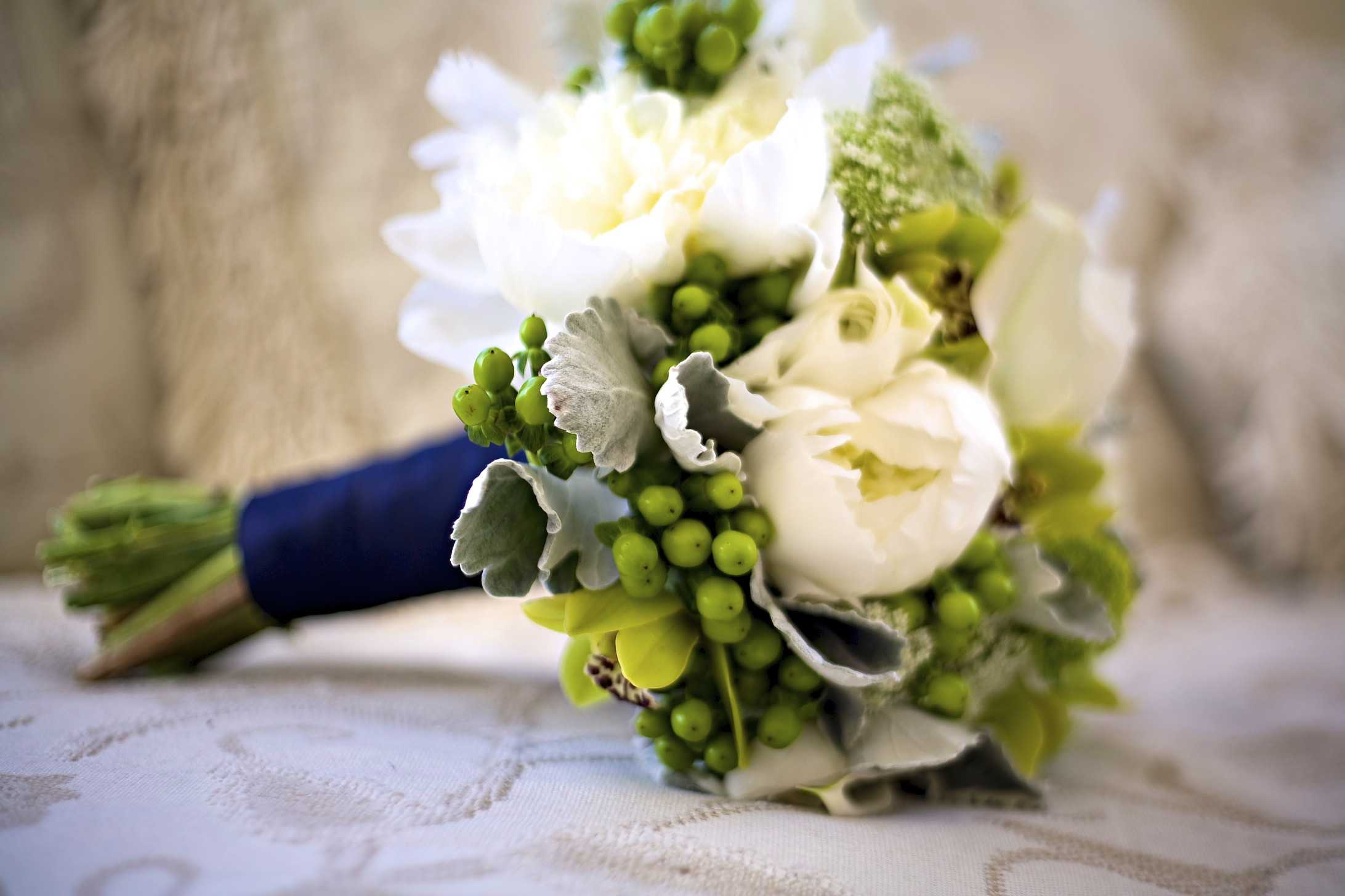Бело зеленый букет невесты подчеркнет ее свежесть и чистоту Какие цветы используют флористы при создании таких композиций для новобрачных Как выбрать компоненты букета в соответствии с временем года