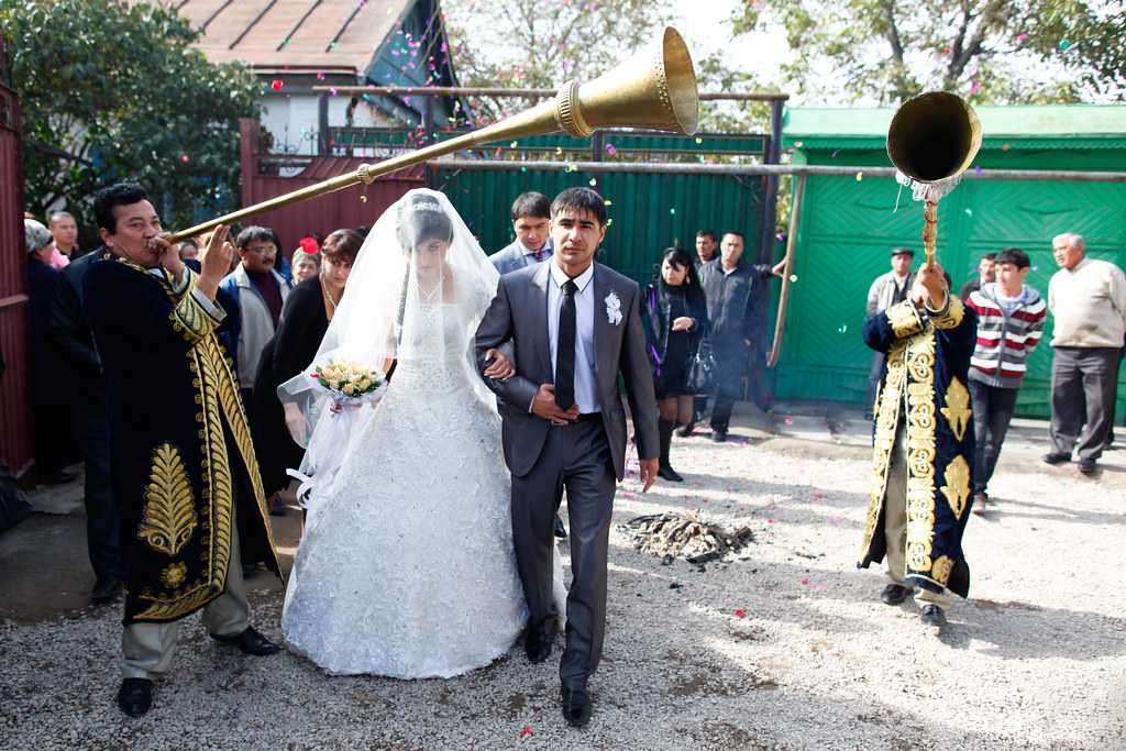 Перед таджикский. Узбекская свадьба. Традиционная узбекская свадьба. Узбекская свадьба современная. Узбекские свадьбы в кишлаках.