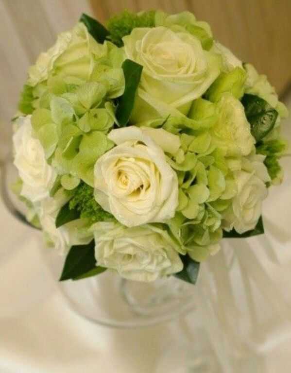 Бело зеленые букеты невесты - варианты составления с фото