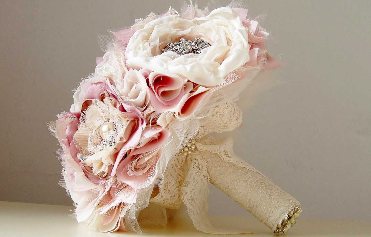 Пошаговая инструкция: как сделать букет невесты из ткани, лент и конфет?