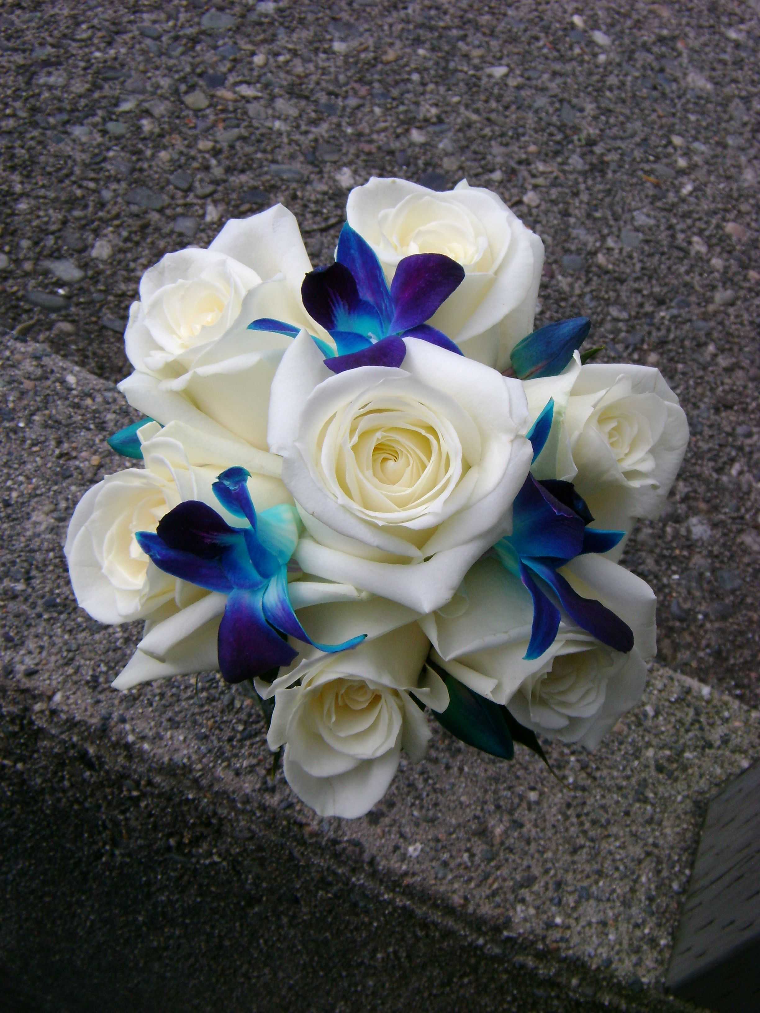 Голубой свадебный букет для невесты - ак выбрать композицию на что опираться при подборе ее цветовой палитры какие сине-голубые цветы пользуются особым спросом у новобрачных Особенности выбора аксессуаров для удачного декора