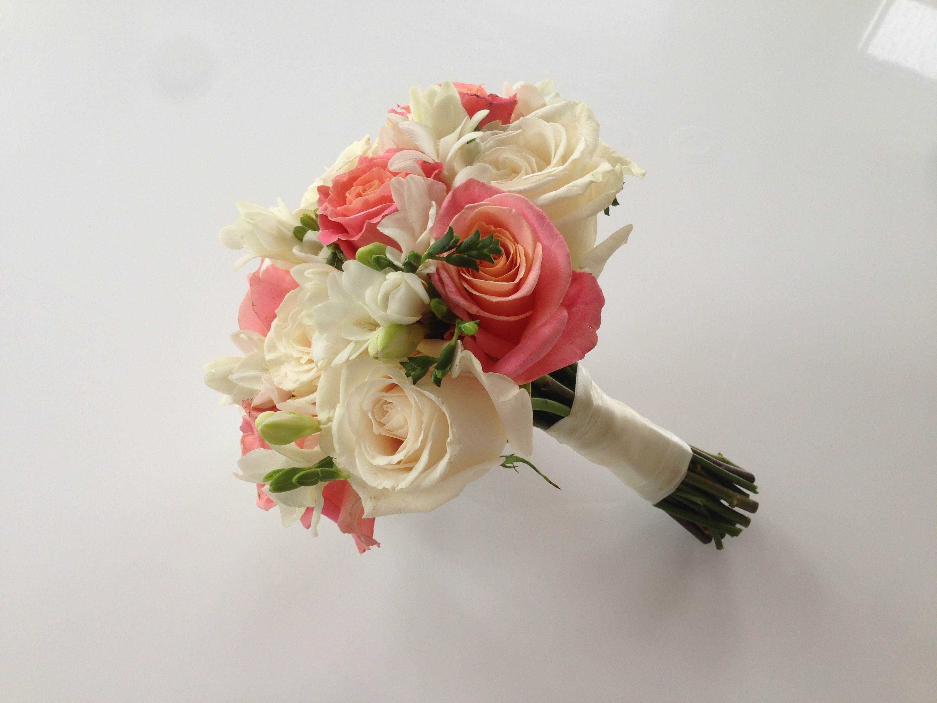 Свадебный букет из хризантем (59 фото): букеты для невесты из белых кустовых хризантем с розами, синими альстромериями и герберами. значение цветов