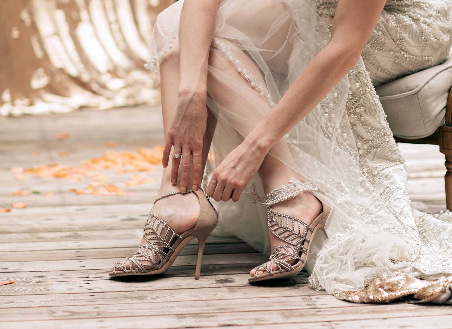 Свадебная обувь - важная составляющая любого образа жениха и невесты Она должна быть комфортной на приемлемой подошве подходить под общий праздничный вид Перед торжеством желательно походить в них по дому чтоб оценить удобство