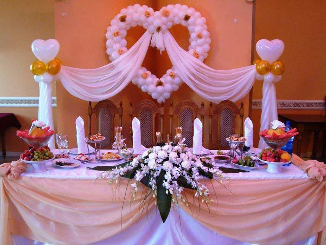 Цветы на свадебном столе молодоженов и гостей - варианты оформления и размещения фото