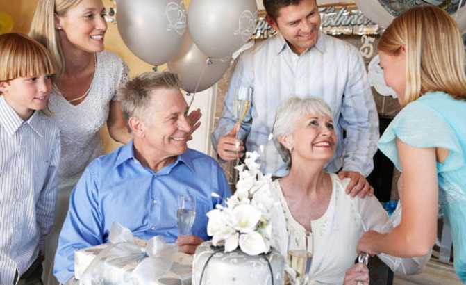 Подарок на серебряную свадьбу: что оригинальное и недорогое подарить родственникам на годовщину 25 лет?