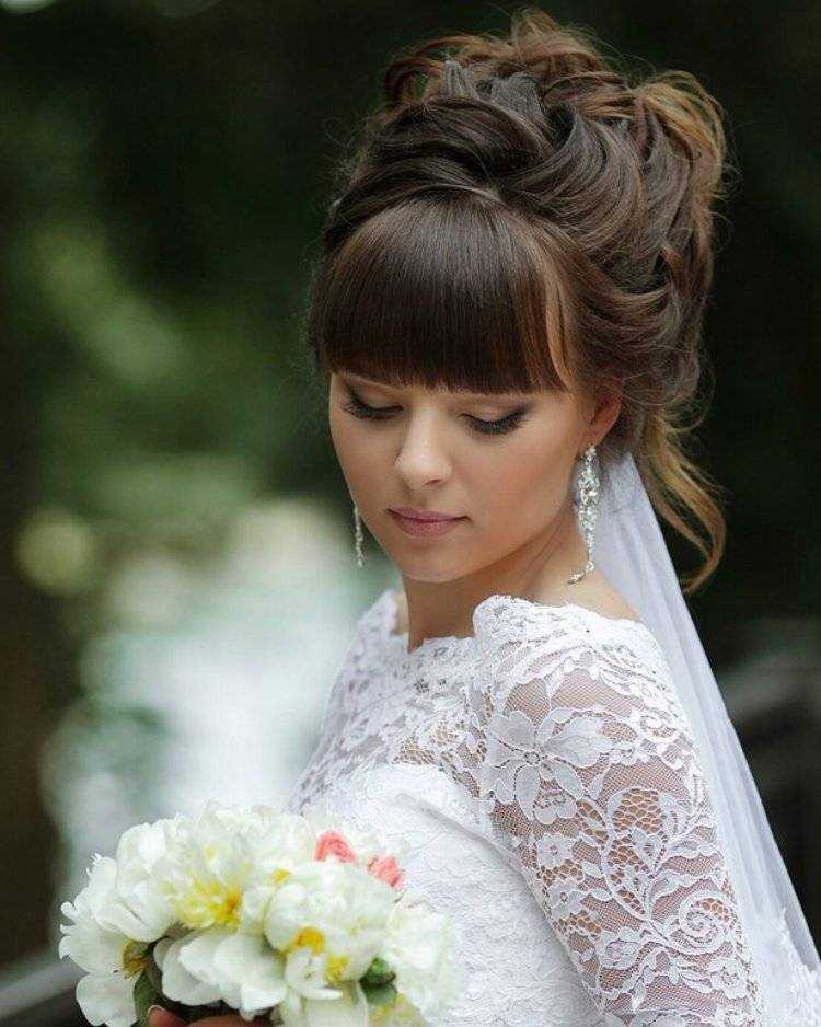 Свадебные прически с диадемой 100 фото стильных образов для длинных средних и коротких волос с челкой и без под фату