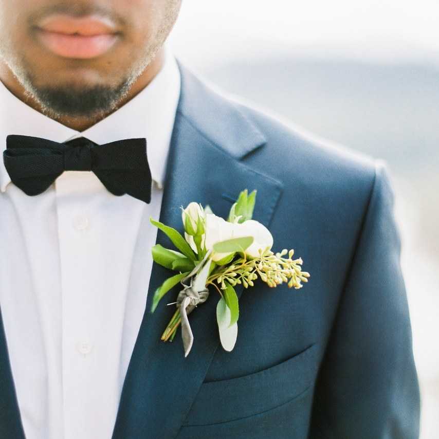 Бутоньерка на руке невесты – необходимый элемент или безделушка?