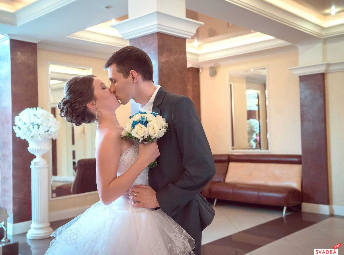 Фотосессия невесты (43 фото): свадебные будуарные фото со спины. идеи для фотосессии дома с подружками и родителями