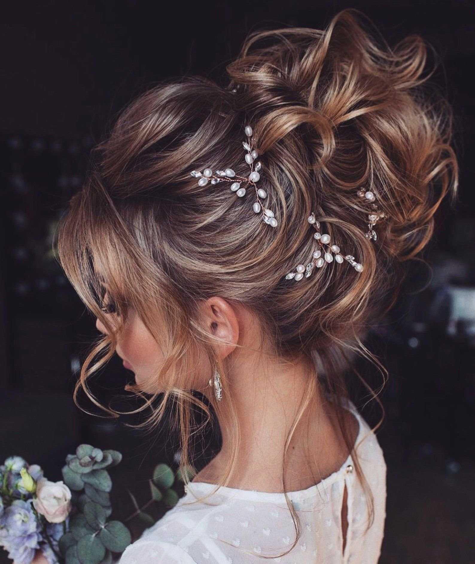 Свадебная прическа с диадемой, цветами и фатой сзади на длинные волосы