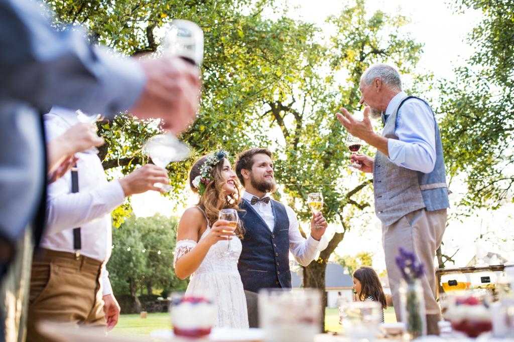 Как выбрать ведущего на свадьбу: 10 советов