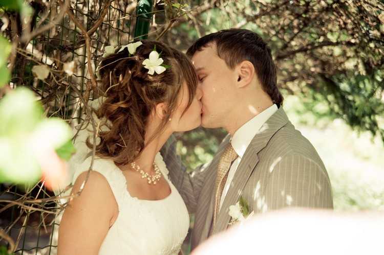 Зачем на свадьбе кричат горько. Свадебный поцелуй. Поцелуй на свадьбе. Свадебный поцелуй горько. Жених и невеста горько.