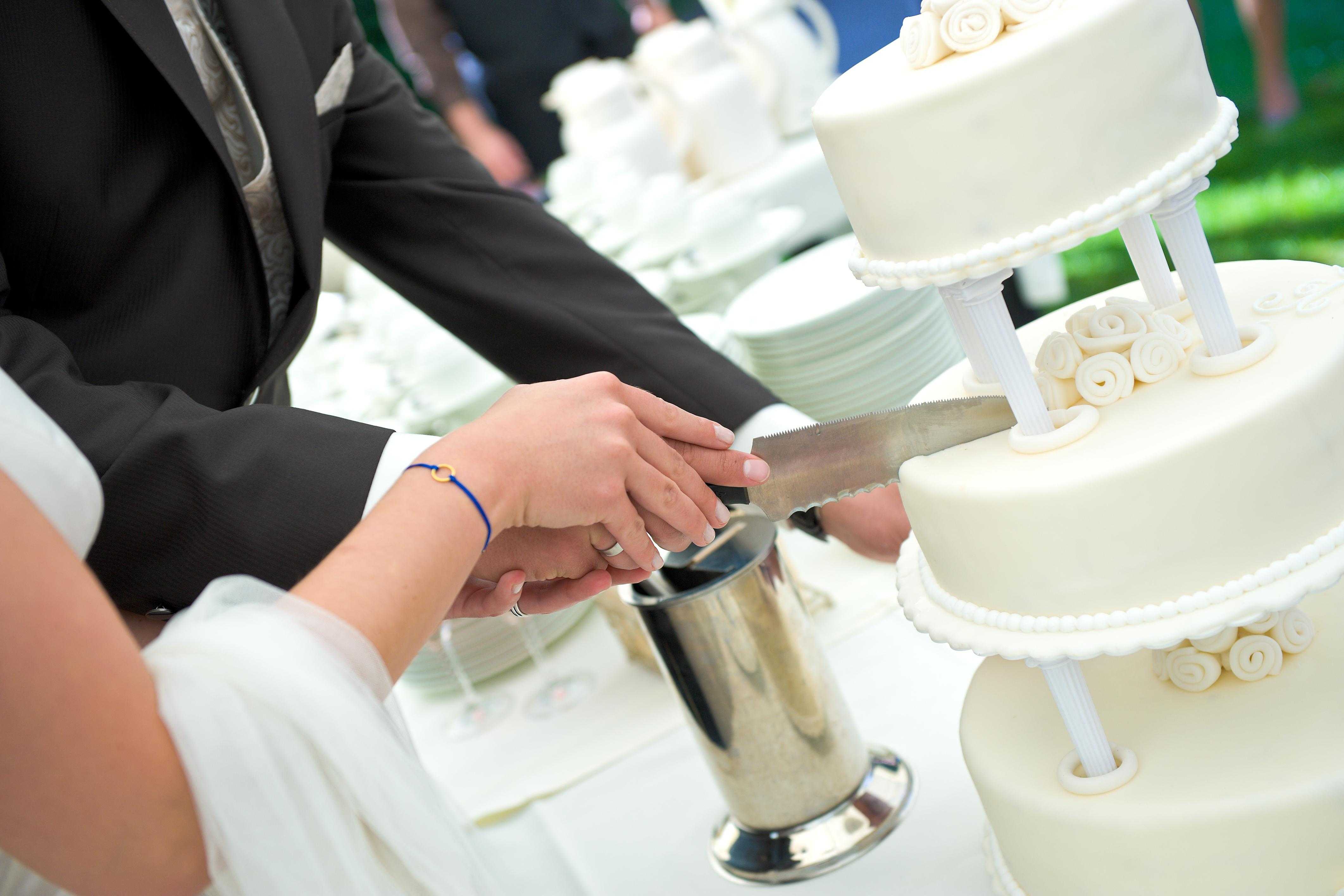 Шоколадный фонтан на свадьбе: 6 вариантов включить это лакомство в торжество
