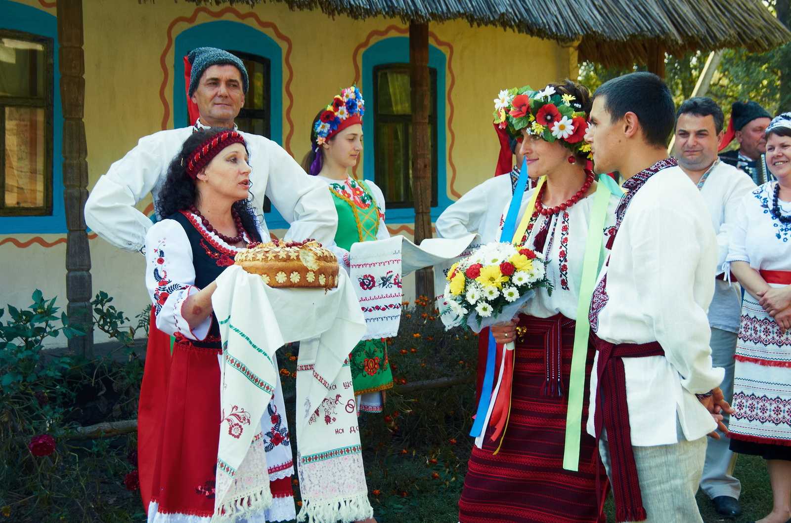 Что нужно украинцу. Украинская свадьба. Украинские традиции. Украинские Свадебные традиции. Традиционная украинская свадьба.