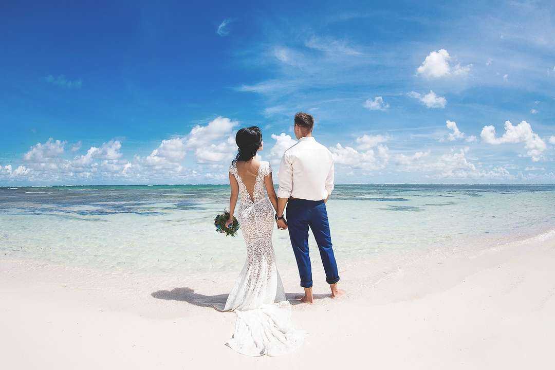 Жену на пляже муж смотрит. Свадьба на пляже. Свадебный тур. Свадьба на пляже фото. Свадьба на пляже брюнетка.