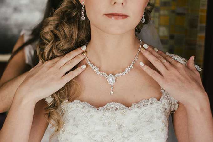 Коралловое свадебное платье советы по выбору оттенка и аксессуаров для невесты с фото