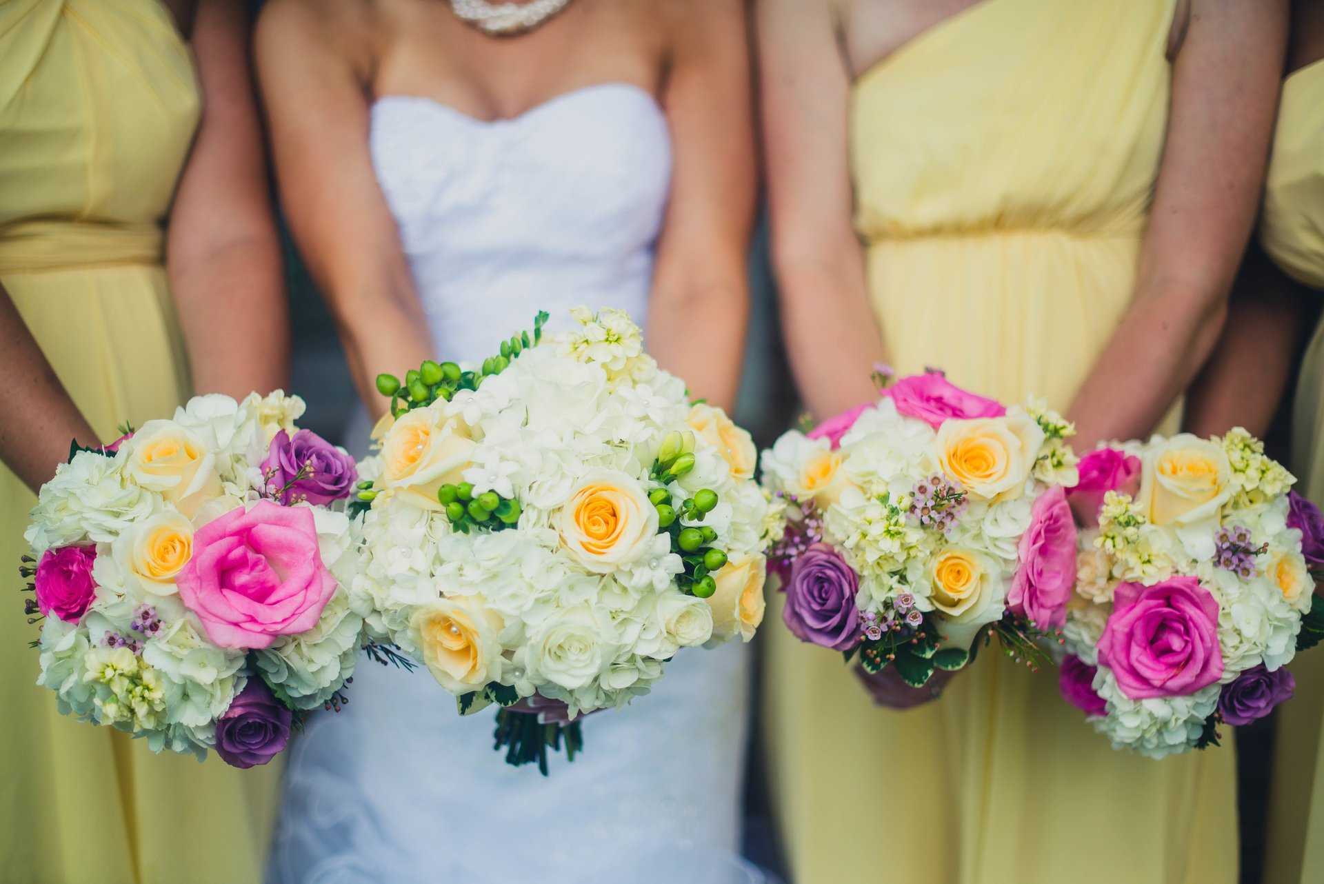 Синий букет невесты – это редкость но он невероятно красив Как сделать его частью свадебного образа какими цветами дополнить можно ли соорудить самому - обо всем расскажем в статье Выбирайте цветы будьте стильной