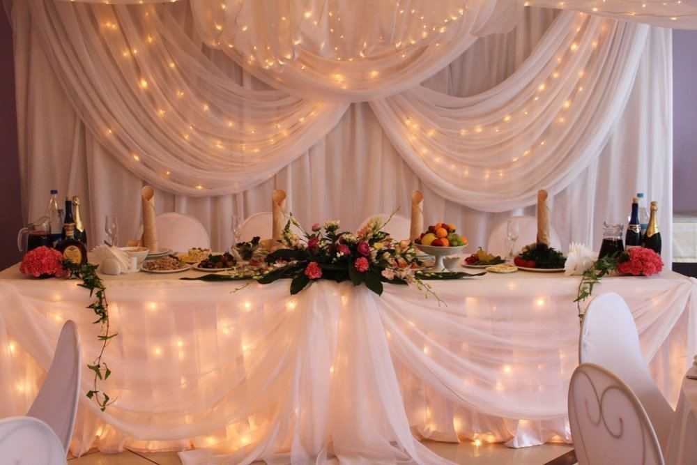 Украшение свадебного стола (49 фото): простой и красивый декор стола для молодых и для гостей на свадьбе, пошаговое украшение живыми цветами, свечами и тканью