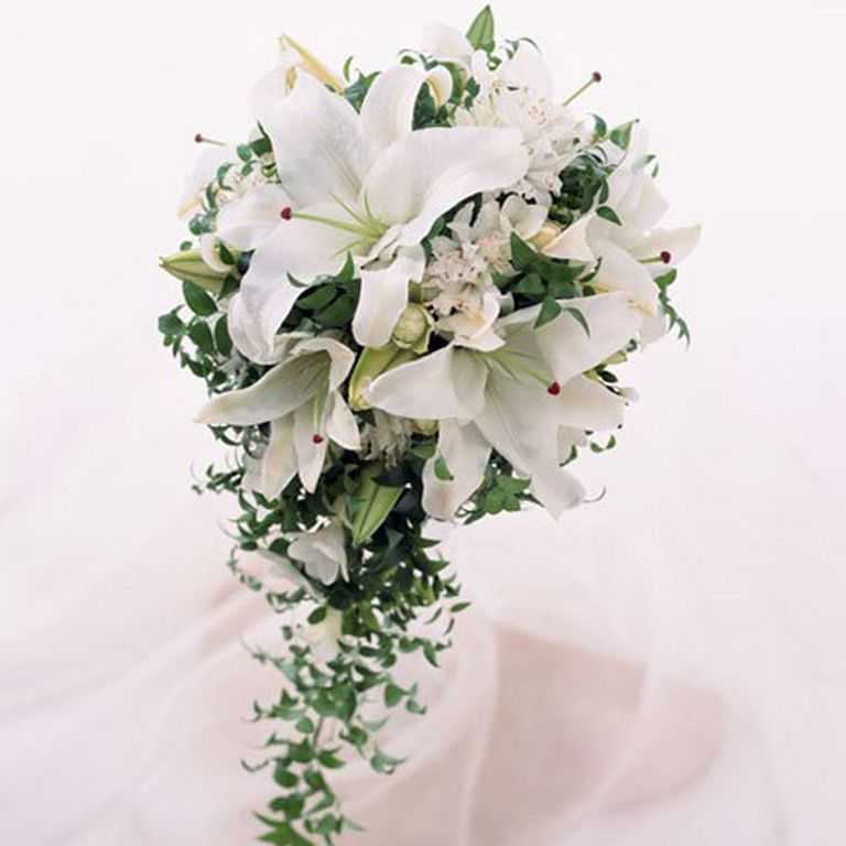Идл букетов. Свадебный букет лилии. Лилии цветы букет невесты. Букет невесты с лилиями. Свадебный букет из лилий.