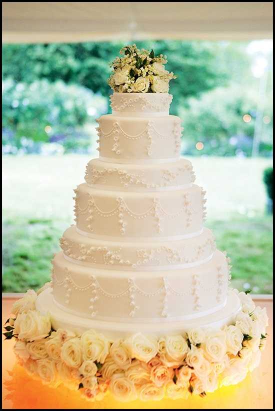Кремовый свадебный торт (44 фото): красивое украшение торта на свадьбу цветами, оформление красно-белого десерта лебедями, торт-сердце с белковым кремом на подставке
