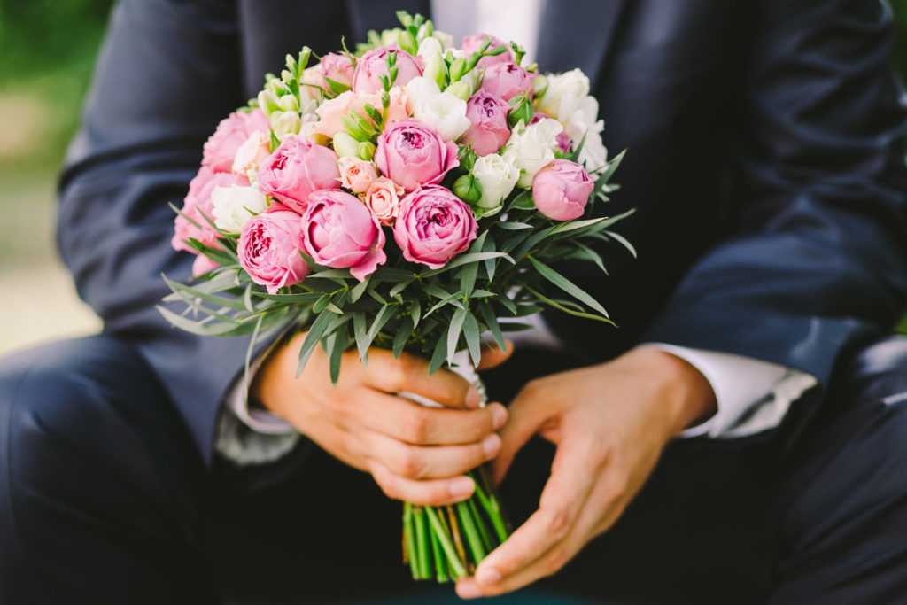 Необычные свадебные букеты (53 фото): самые яркие букеты из живых цветов на свадьбу невесте
