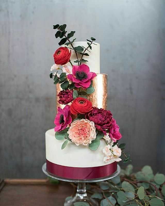 Розовый свадебный торт: идеи цветного оформления с фото