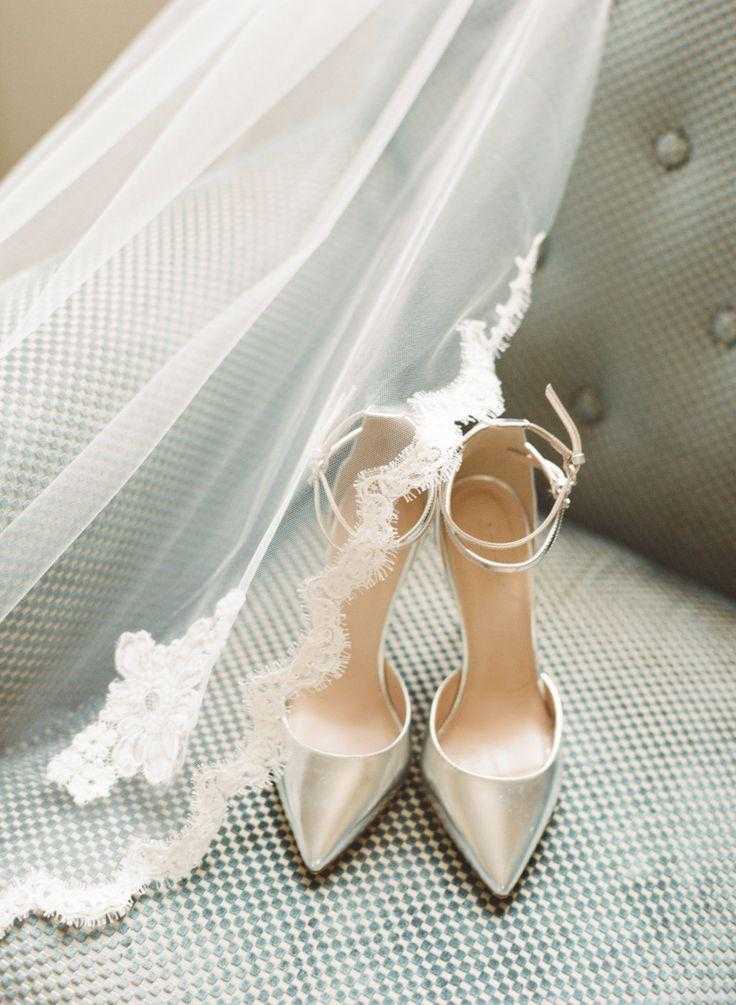 Свадебные сапожки для невесты на высоком и низком каблуке, популярные модели с фото