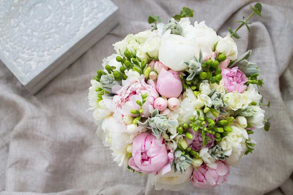 Свадебные букеты из пионов — цветы букеты