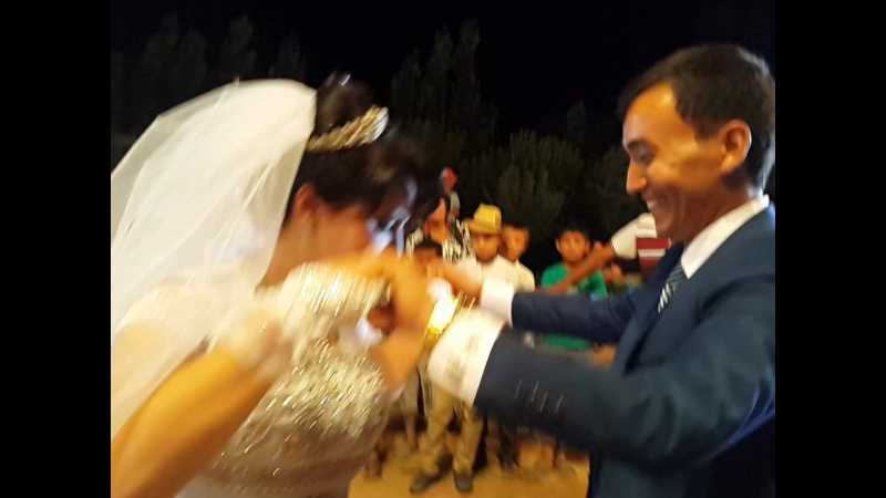 Узбекский эфир. Узбекские свадьба ночь. Традиции Узбекистана свадьба брачная ночь. Узбекская свадьба подзатыльник. Узбек свадьба черное море.