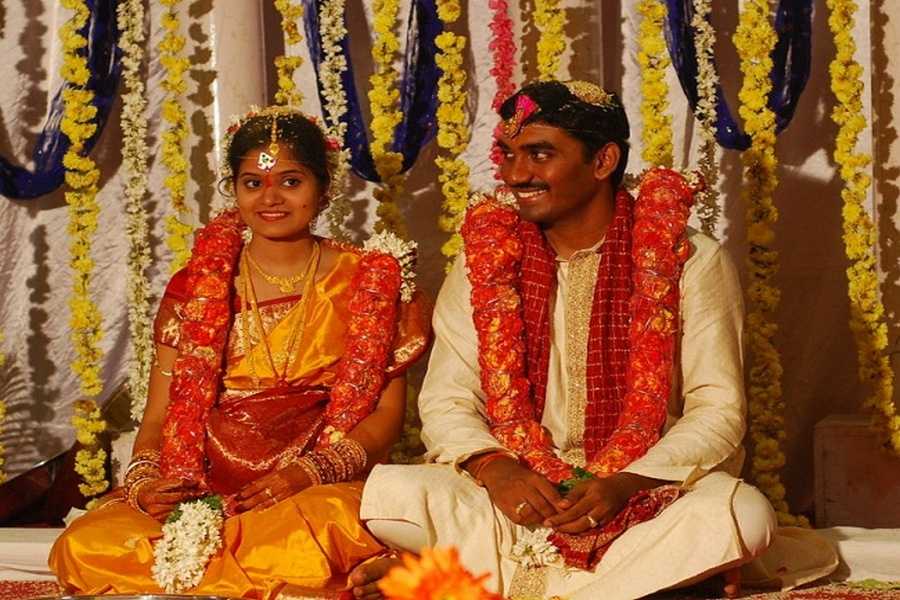 Молодожены желающие провести индийскую свадьбу должны знать про свадебные традиции Индии Индусы верят в то что пара решившая вступить в брак соединяется не только телами но и душами Каковы обычаи этой духовной страны