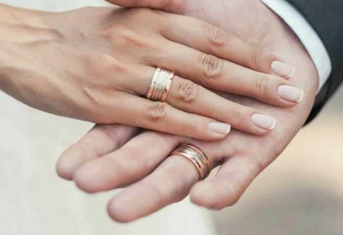 Какие бывают необычные обручальные кольца и чем они принципиально отличаются от стандартных Можно ли заказать парные кольца у дизайнера чтобы они были уникальными в своём роде