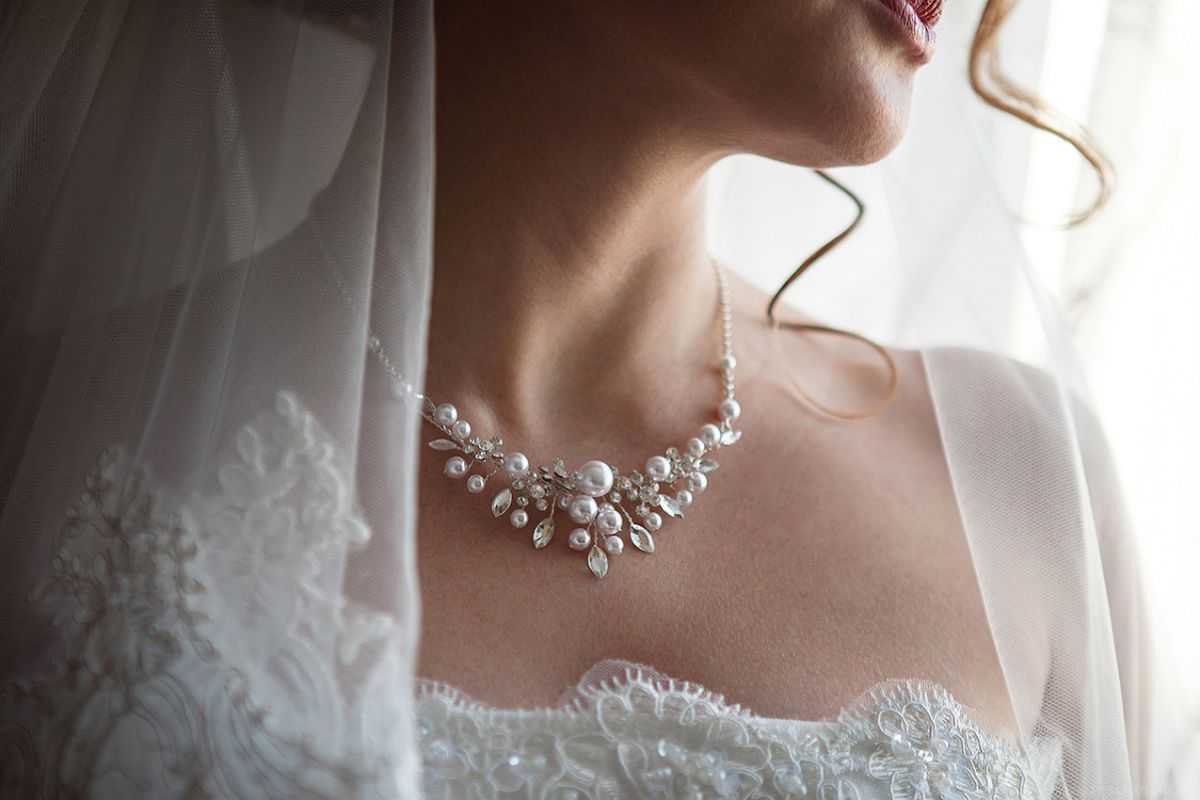 Коралловое свадебное платье советы по выбору оттенка и аксессуаров для невесты с фото