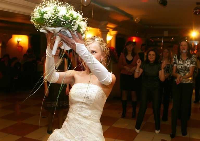 Поймала букет невесты: что значит в [2019] эта примета & что делать, если девушка словила цветы