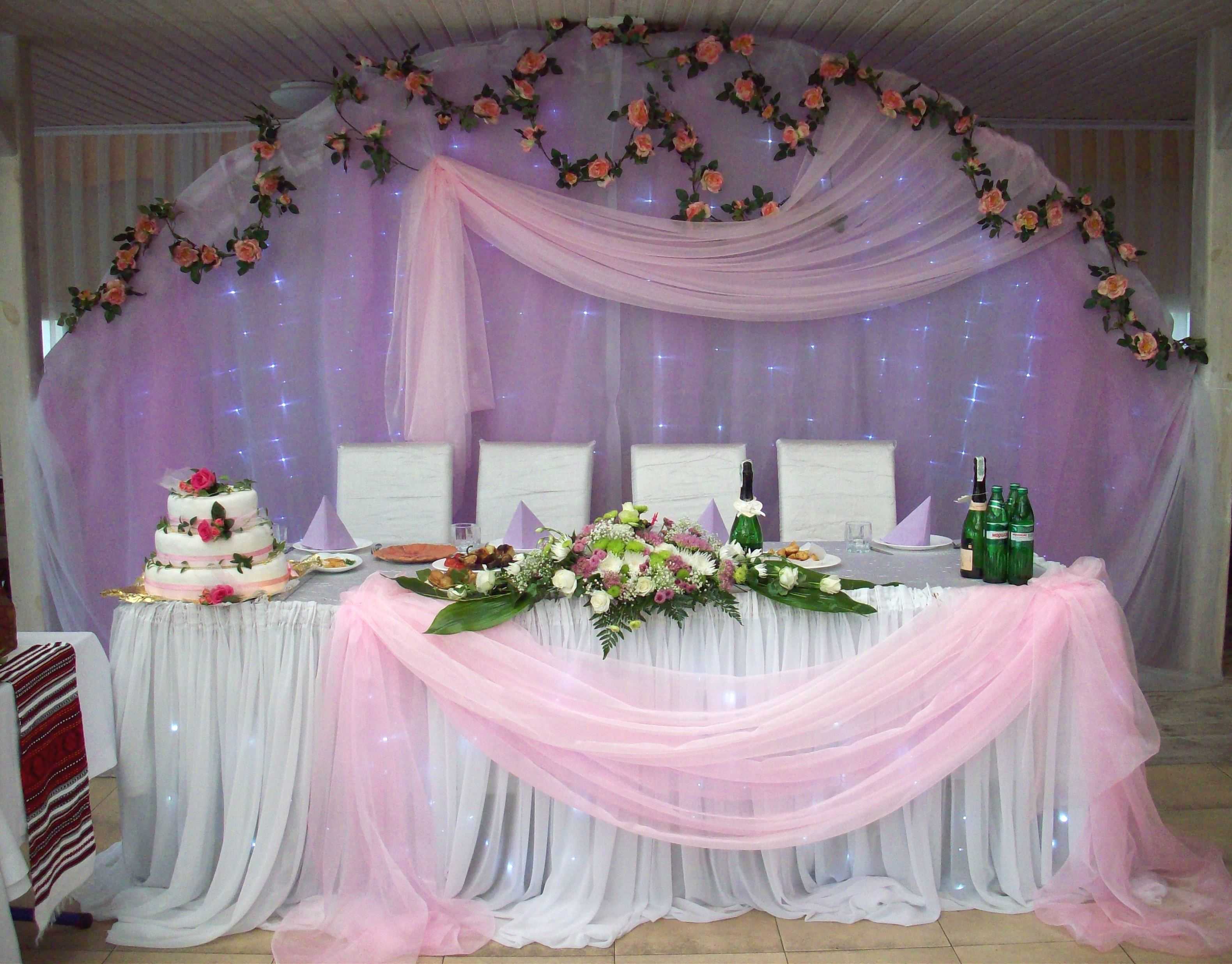 Украшение свадебного стола жениха и невесты (62 фото): декор стола на свадьбу молодоженов своими руками