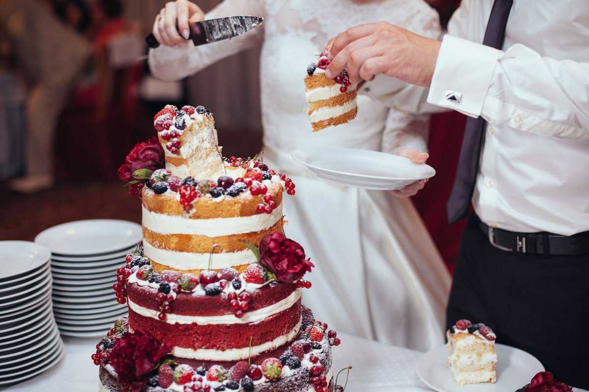 Красный торт на свадьбу - варианты и идеи оформления с фото