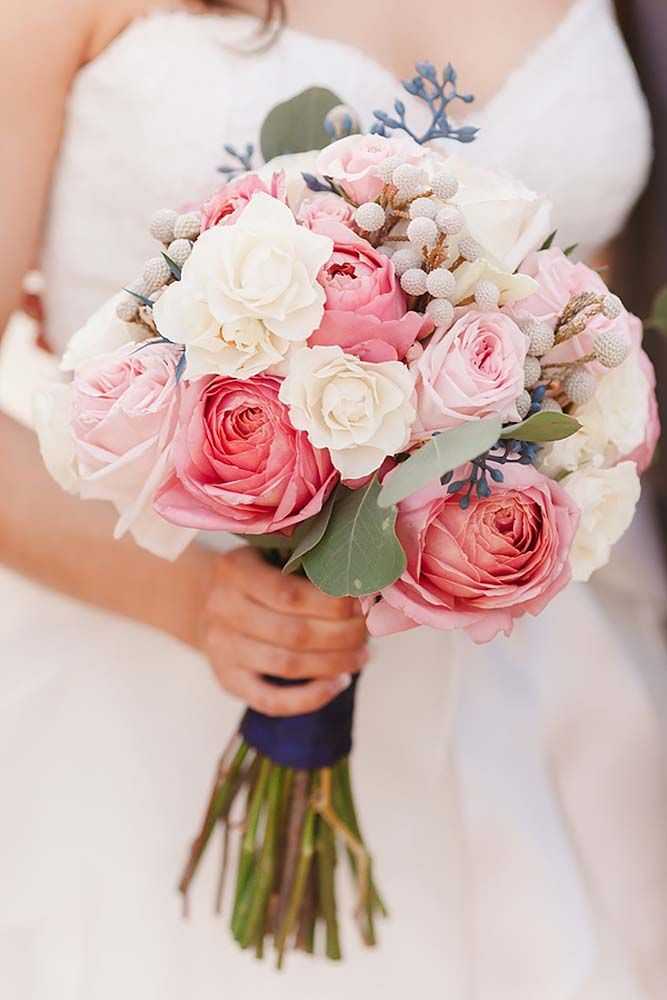 Букет невесты из роз: белых, красных, кустовых