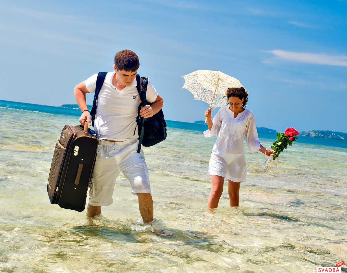 Куда поехать летом. Туристы на море. Туризм за границей. Путешествие к морю. Свадебное путешествие на море.