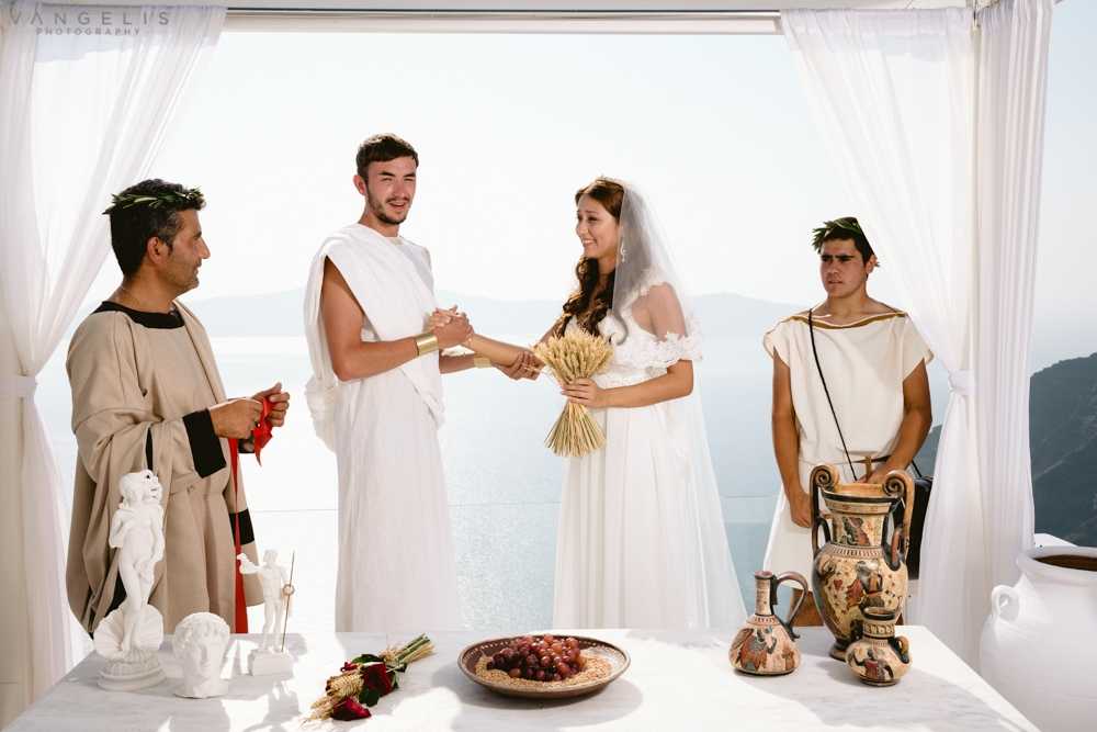 Самая популярная традиция. Свадебный обряд в Греции древней. Традиция бракосочетания в древней Греции. Свадьба в древнегреческом стиле. Костюм на свадьбу в греческом стиле.