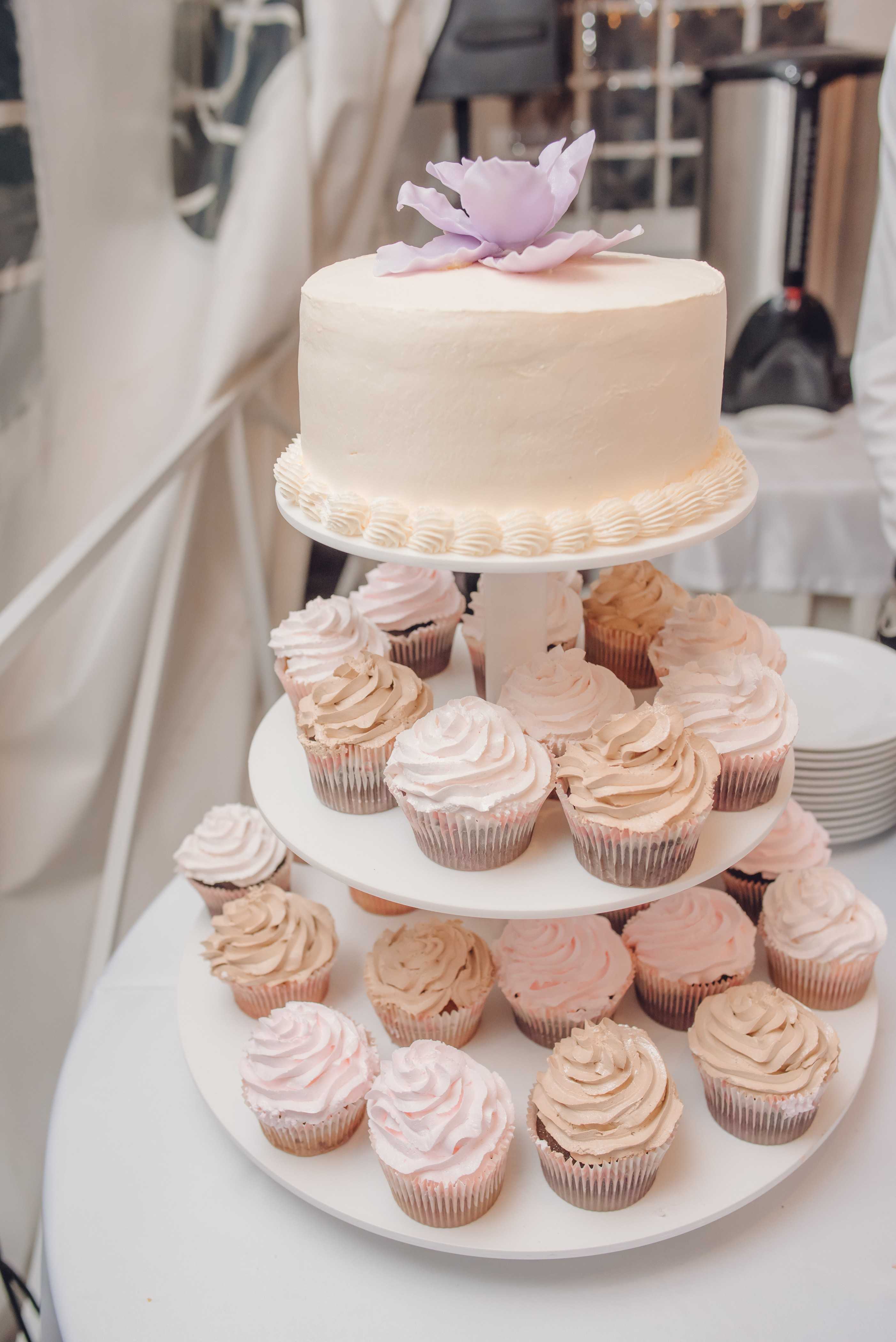 Торт на свадьбу с капкейками: как выбрать или как приготовить